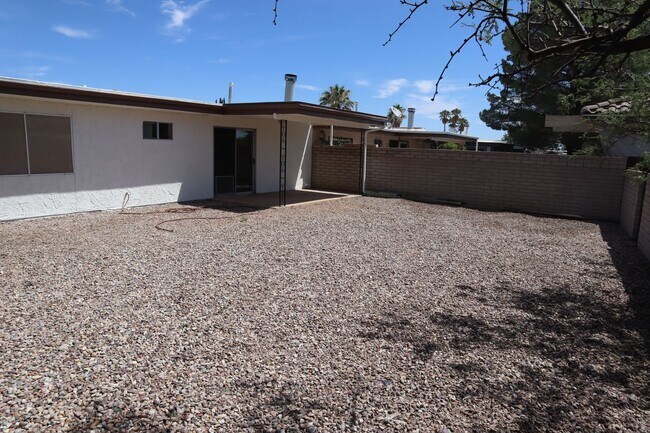 Building Photo - NEW A/C, Freshly Painted Inside and Outsid...