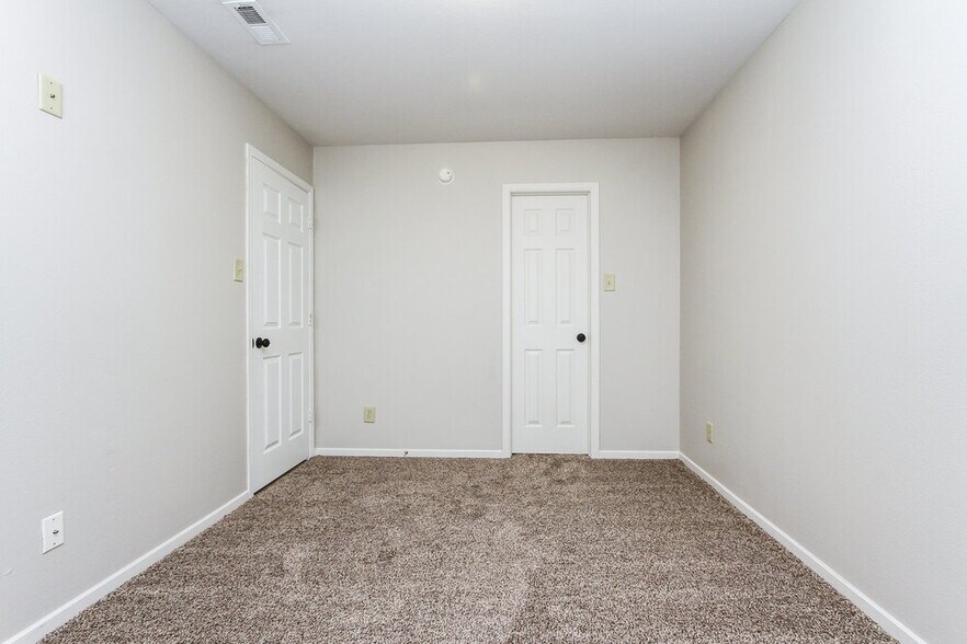 Building Photo - 1351 Brooks Dr