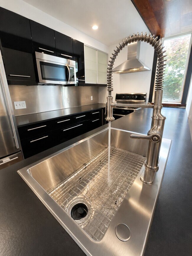 Building Photo - 1345 E Berks St