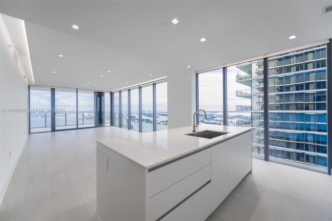 Building Photo - 700 NE 24th St