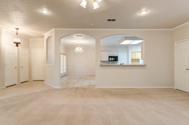 Building Photo - 111 N Vicksburg Ave