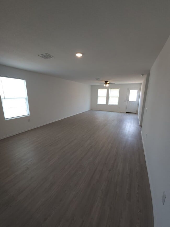 Building Photo - 2 weeks free Rent! Mission Del Lago- South of San Antonio, Tx