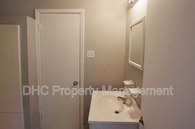Building Photo - 210 Creekwood Ln