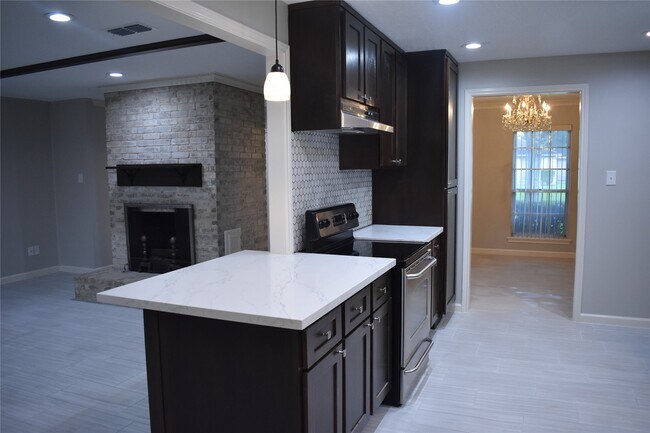 Building Photo - 3110 Springhill Dr