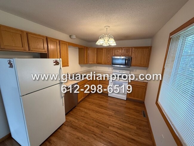 Building Photo - End Unit Townhouse Available Now, Updated ...