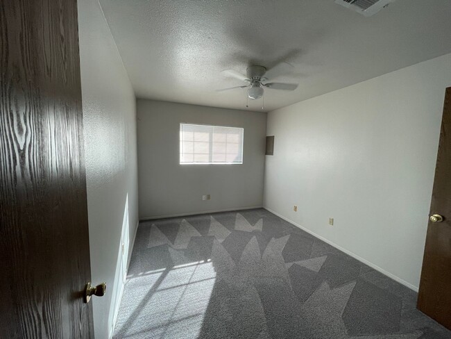 Building Photo - New remodeled townhome!