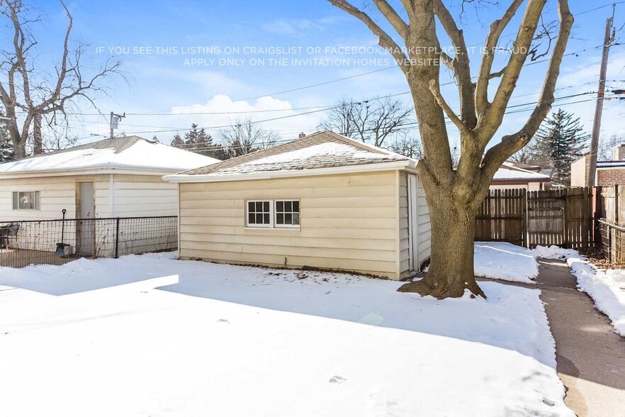 Building Photo - 2526 Maple St