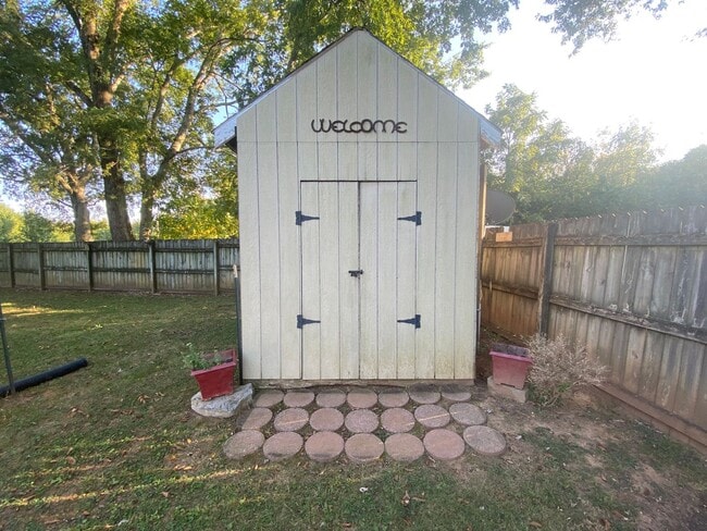 Building Photo - For Lease - 2 Beds, 1 Bath,