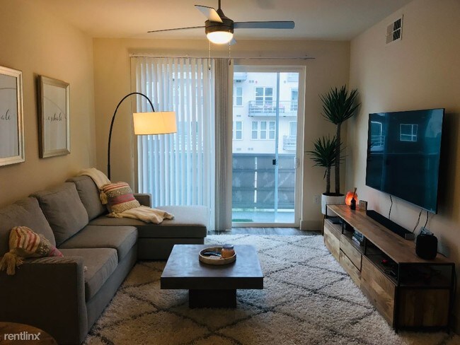 Building Photo - 1 br, 1 bath Apartment - 3211 Palm Way