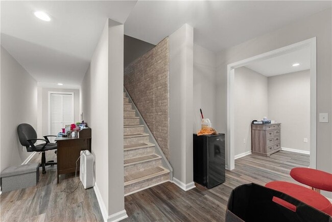 Building Photo - 156 Round Pond Dr