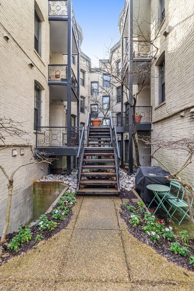 Building Photo - Amazing Adams Morgan Two-Level Condo| Parking included!