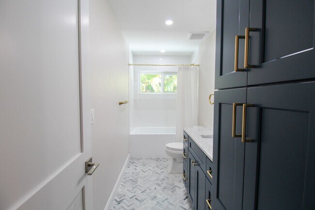 Building Photo - Luxury Annual Rental with Resort-Style Pool on Longboat Key