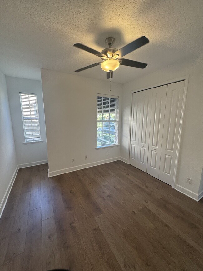Building Photo - "Spacious 3-Bed Townhouse Retreat in Tampa's Heart - Modern Comforts Await!"