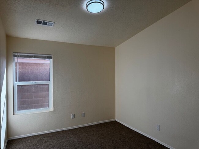 Building Photo - Spacious & Immaculate 3-Bed / 2-Bath Home