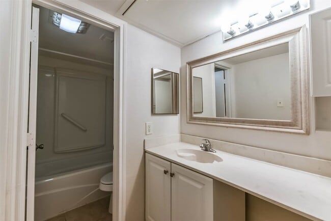 Building Photo - 2100 Tanglewilde St