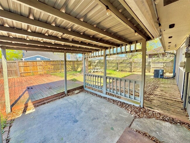 Building Photo - 15807 Pilgrim Hall Dr