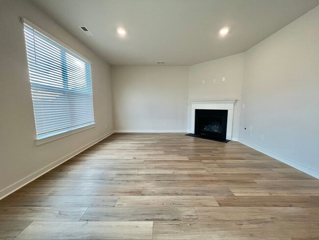 Building Photo - 5 Bed, 3.5 Bath Home w/ 2 Car Garage in Harvest Point