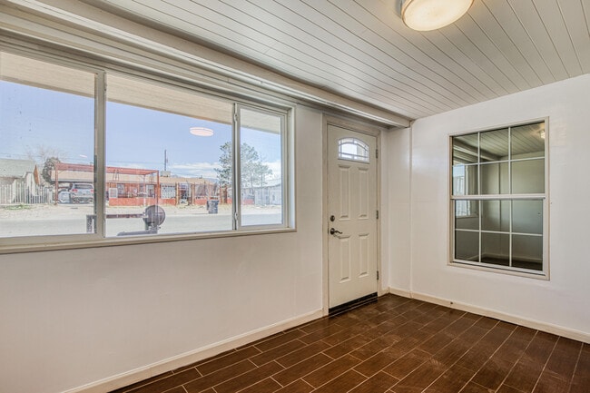 Building Photo - 8613 Kingsway Dr
