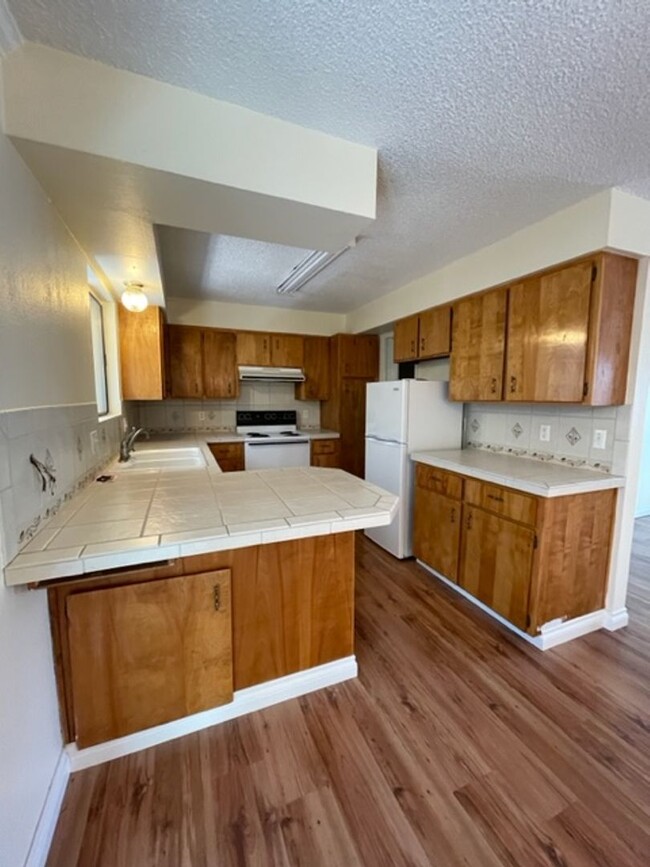 Building Photo - 2 Bedroom, 1.5 Bath Townhouse