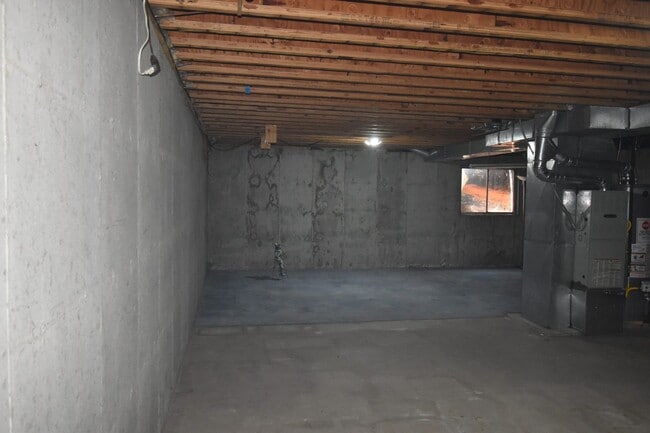 Building Photo - GREAT 3 BEDROOM/2 BATHROOM TOWNHOME WITH NEW PAINT & FLOORING. AVAILABLE 5/23.