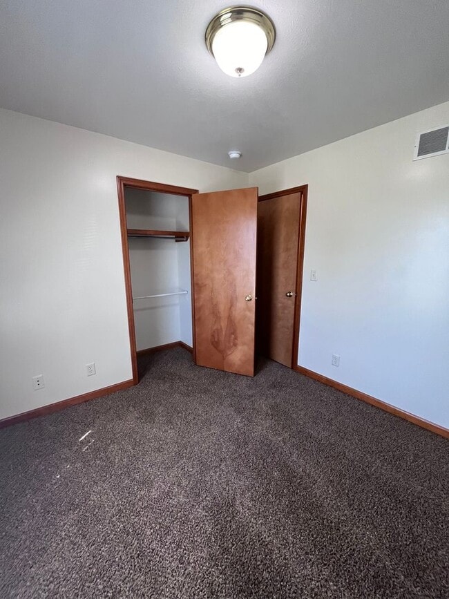 Building Photo - 3-Bedroom Duplex Available in Goshen
