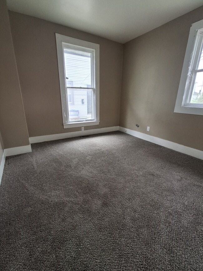 Building Photo - 1611 Main St