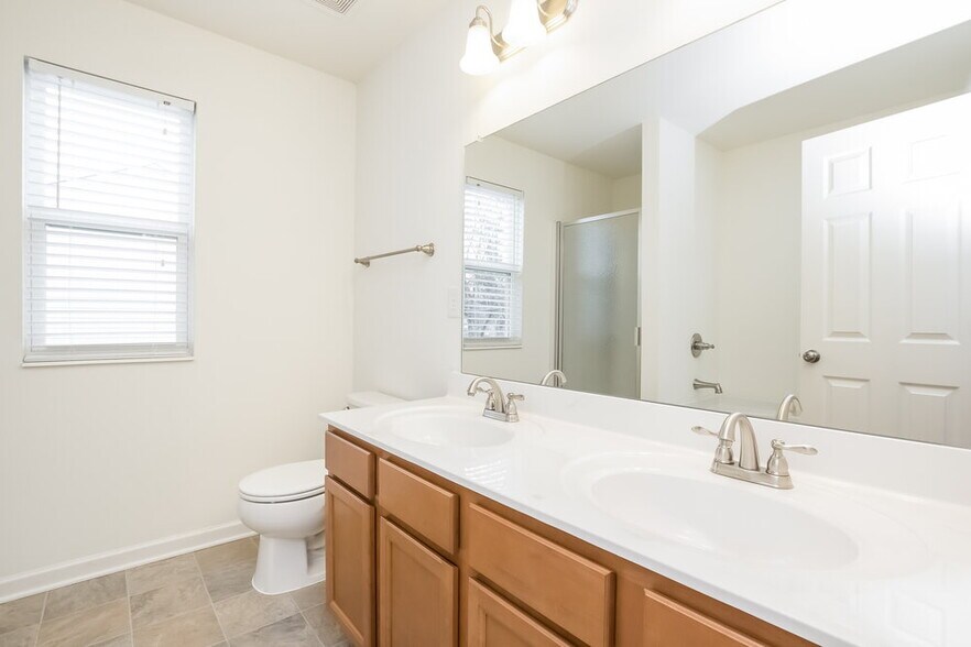 Building Photo - 1577 Shire Village Dr