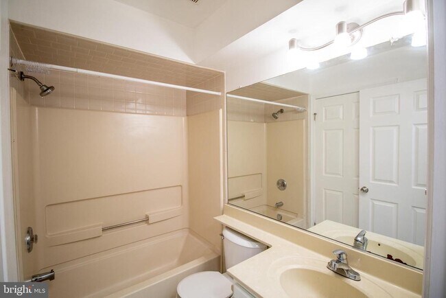 Building Photo - 1337 Waterford Dr