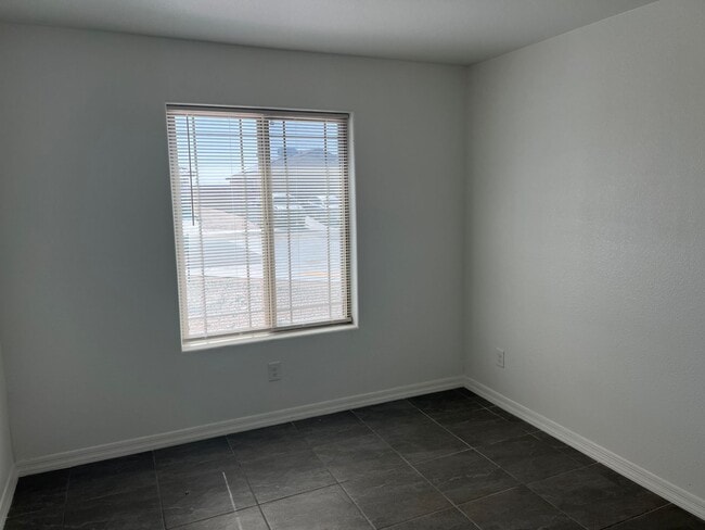 Building Photo - Large Corner Lot home with 3 full size bed...