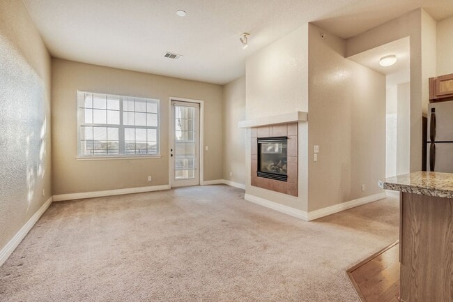 Building Photo - Beautiful Move in Ready- 3rd-floor condo in the heart of Mayfair-Lowry- 1 month free- move in spe...