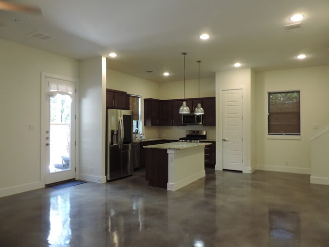 Building Photo - 425 E Mistletoe