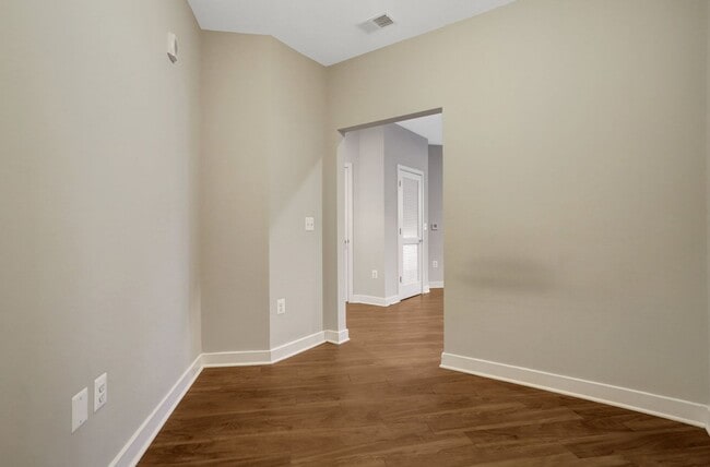 Building Photo - 1 bedroom 1 bathroom condo available immed...