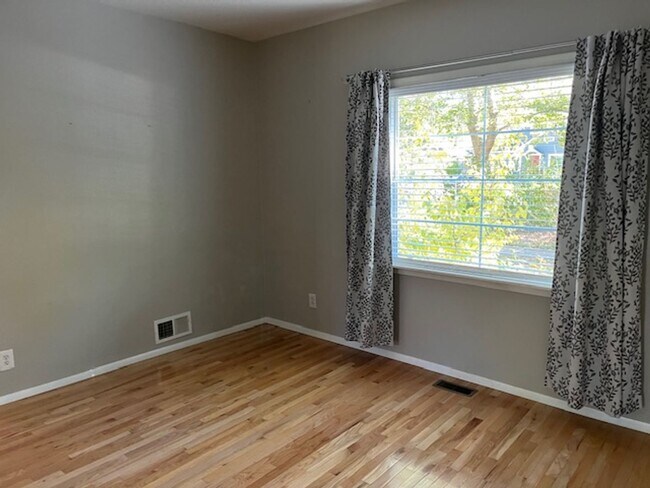 Building Photo - Old Town Updated 3 bed home w detached garage