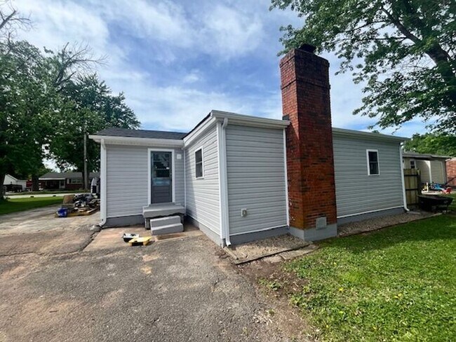 Building Photo - 4BR/1Ba house-Ready to make your new home!