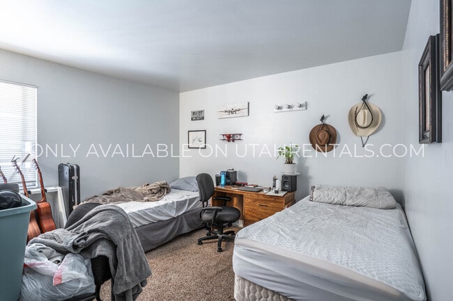 Building Photo - 1080 E 450 N