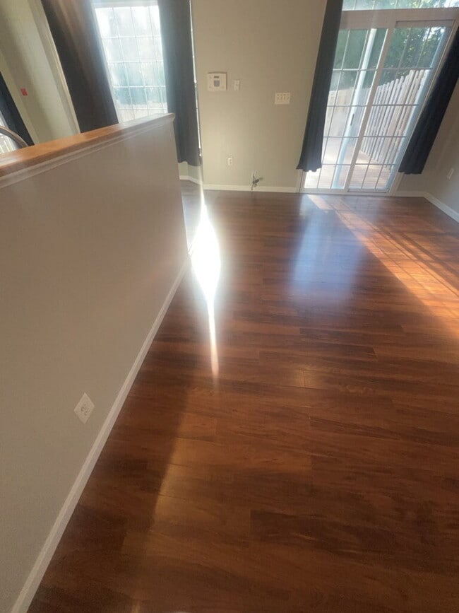 Building Photo - Spacious End-Unit 4 Bedroom Townhome for R...