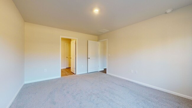 Building Photo - 4 bedroom Home in WATERSIDE!