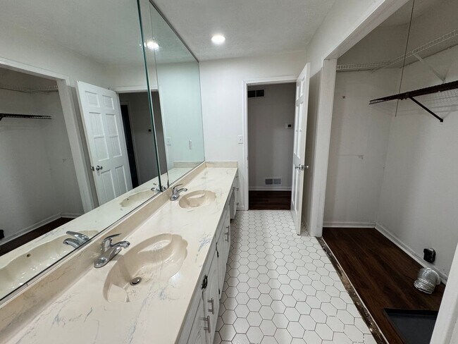 Building Photo - Charming 3 bedroom, 2 bathroom Ranch-Style Home