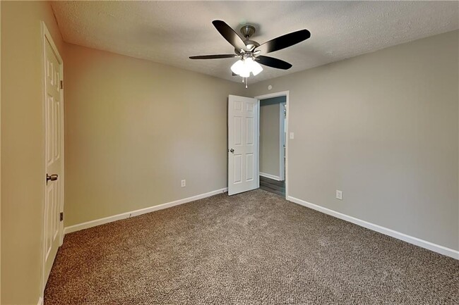 Building Photo - 82 Fox Ridge Ct