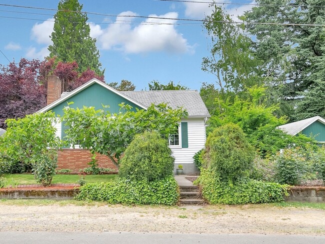 Building Photo - Amazing vintage 2-bdrm/2-bath Cully home—Giant garden, detached art studio, great location