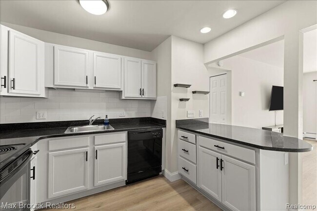 Building Photo - 2425 Torquay Ave