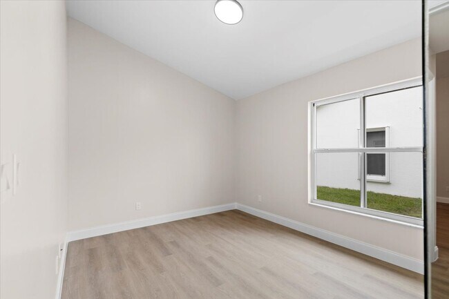 Building Photo - Sabal Springs Blvd