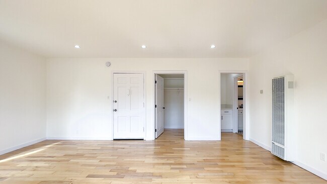 Building Photo - 5701 S San Vicente Blvd