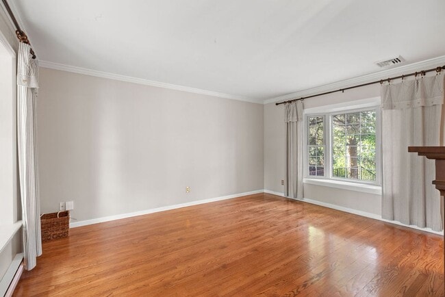 Building Photo - Rare Find in Kensington South – Park Views...