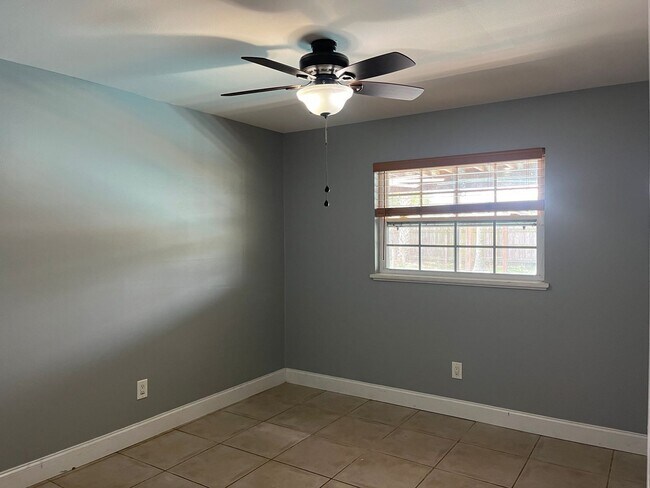 Building Photo - 375 Carrousel Ct