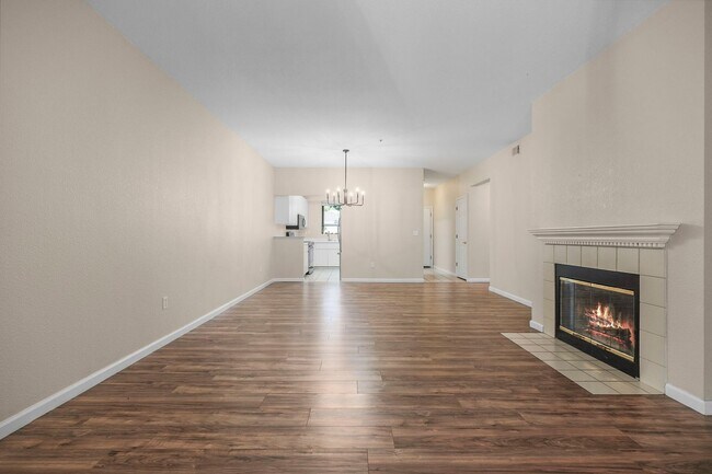 Building Photo - Beautiful single level condo, lower level ...