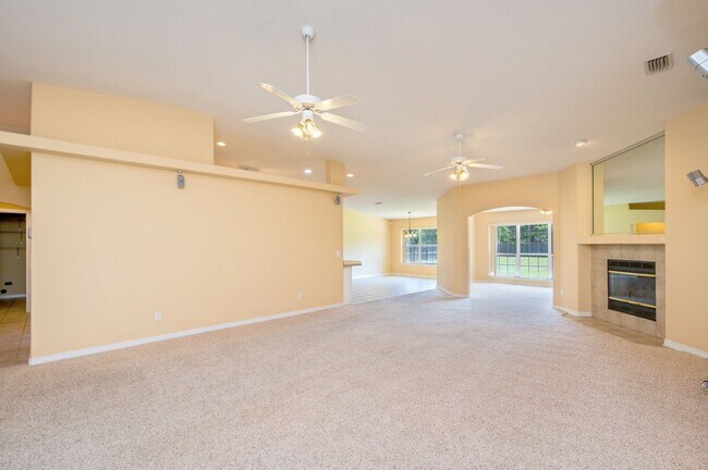 Building Photo - Spacious Home in Navarre!
