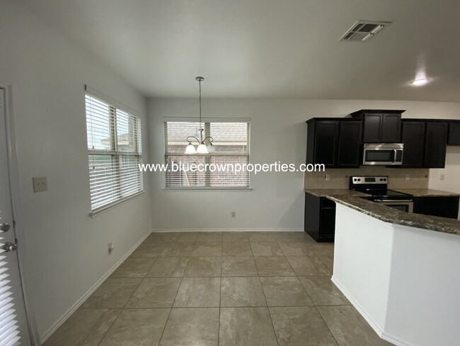 Building Photo - 1211 Antoinette Dr