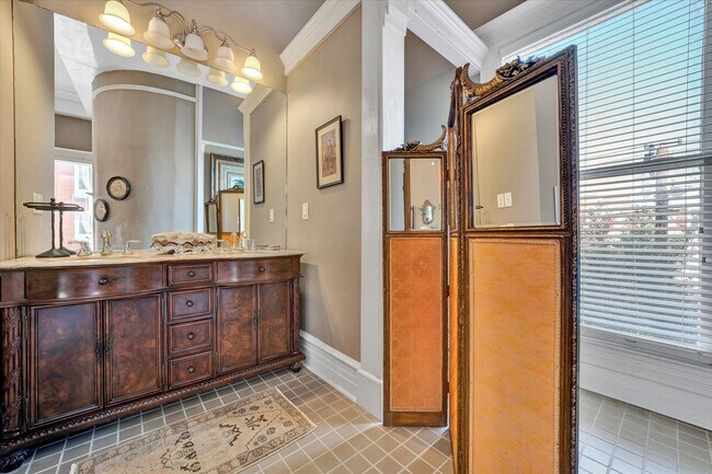 Building Photo - 1025 Church St