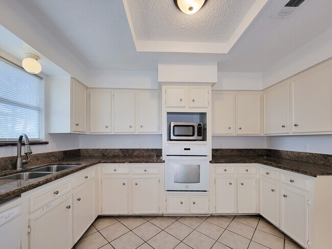 Building Photo - 2710 Quail Creek Dr